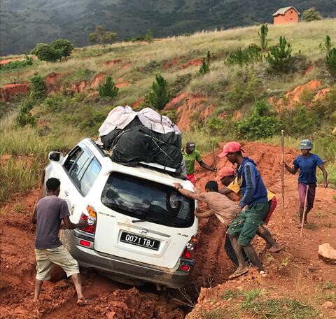 Route National 35 - vehicle is stuck 