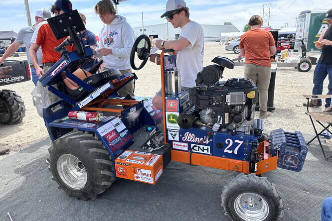 An image of the finished 1/4 scale tractor the Illini Pullers made.